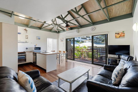 MAIN STAY - 100m To Patrolled Beach, Pool, Wifi, Close To Cafes - Accommodation Gladstone 0