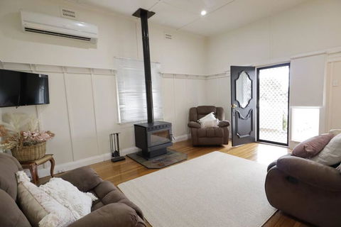 Manor Cottage - Accommodation Gladstone 0