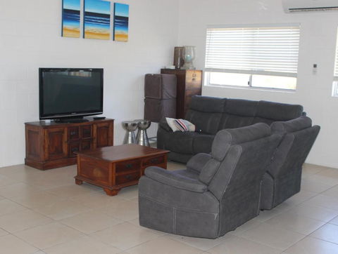 Manta Ray On The Beach - Accommodation Gladstone 2