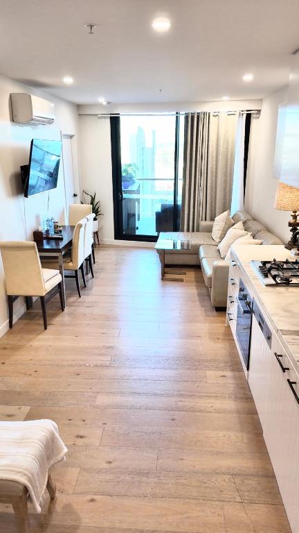 M-city Shopping Center Apartment - Executive Twin King Ensuites - Fully Equipped - Free Parking, Fast Wifi, Smart TV, Netflix, Complementary Drinks & Amenities - Clayton 3168 - Accommodation Gladstone 3