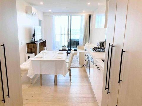 M-city Shopping Center Apartment - Executive Twin King Ensuites - Fully Equipped - Free Parking, Fast Wifi, Smart TV, Netflix, Complementary Drinks & Amenities - Clayton 3168 - Accommodation Gladstone 0