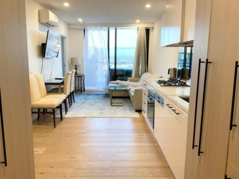 M-city Shopping Center Apartment - Executive Twin King Ensuites - Fully Equipped - Free Parking, Fast Wifi, Smart TV, Netflix, Complementary Drinks & Amenities - Clayton 3168 - Accommodation Gladstone 1