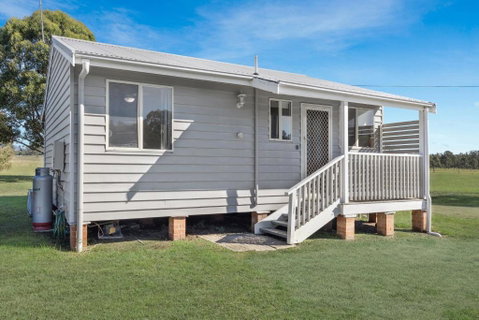 Madigan Cottages - The Kookaburra Cottage - Accommodation Gladstone 0