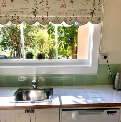 Maple Hill Cottage - Accommodation Gladstone 2
