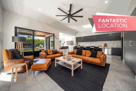 Marble At South Plympton - 4BR Modern WiFi - Accommodation Gladstone 0