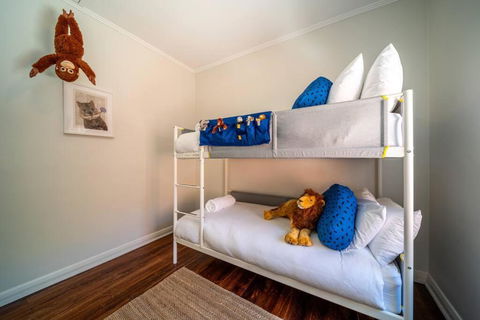 Marble At South Plympton - 4BR Modern WiFi - Accommodation Gladstone 2