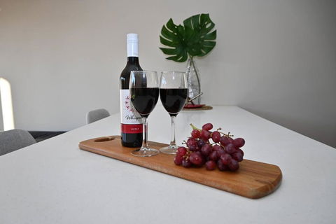 Mawson Red - Free Pool Access -Onsite Parking-Netflix-5 Mins To Mawson Interchange - Accommodation Gladstone 0