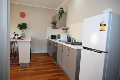 Mawson Red - Free Pool Access -Onsite Parking-Netflix-5 Mins To Mawson Interchange - Accommodation Gladstone 1