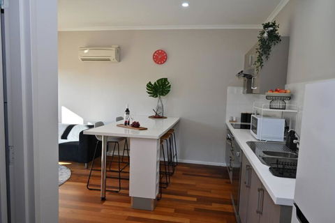 Mawson Red - Free Pool Access -Onsite Parking-Netflix-5 Mins To Mawson Interchange - Accommodation Gladstone 2