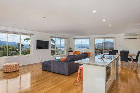 Mayhill Views Space And Style - Accommodation Gladstone 1