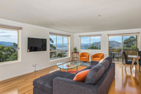 Mayhill Views Space And Style - Accommodation Gladstone 0