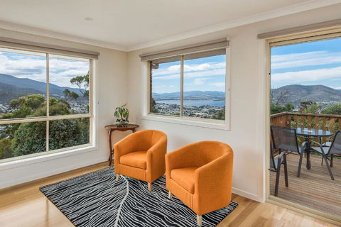 Mayhill Views Space And Style - Accommodation Gladstone 2