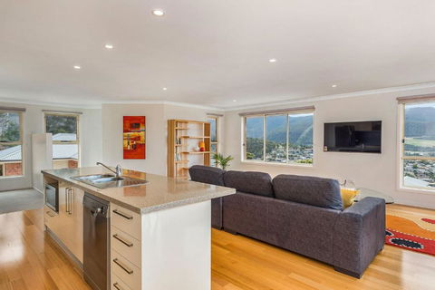 Mayhill Views Space And Style - Accommodation Gladstone 3
