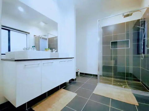 Mel South East Huge Luxury Home - Accommodation Gladstone 2