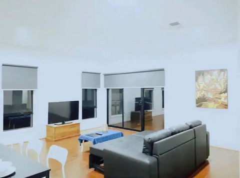 Mel South East Huge Luxury Home - Accommodation Gladstone 3