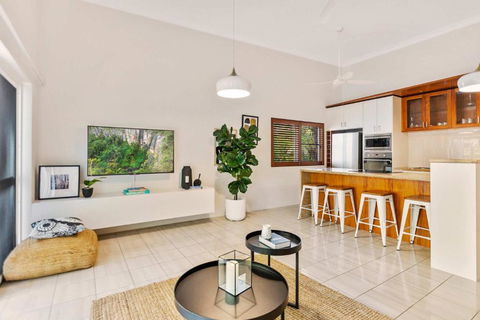 Melaleuca Hideaway - Beach Pool Free Parking - Accommodation Gladstone 2