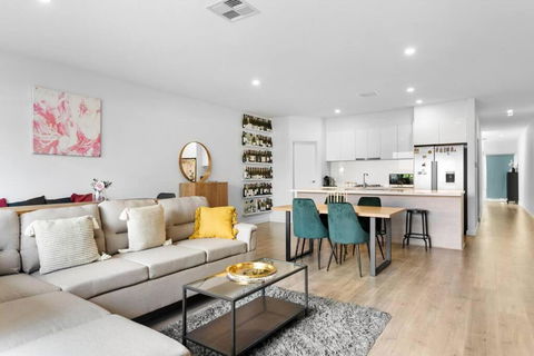Mellow&Modernized Townhouse-3Beds-Quiet-Anzac Hwy - Accommodation Gladstone 1