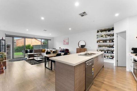 Mellow&Modernized Townhouse-3Beds-Quiet-Anzac Hwy - Accommodation Gladstone 3