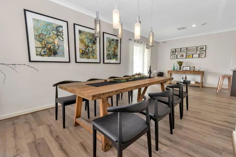 Mid Century 4 Bedroom Getaway In Barossa Vineyard - Accommodation Gladstone 2
