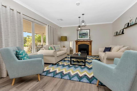 Mid Century 4 Bedroom Getaway In Barossa Vineyard - Accommodation Gladstone 0