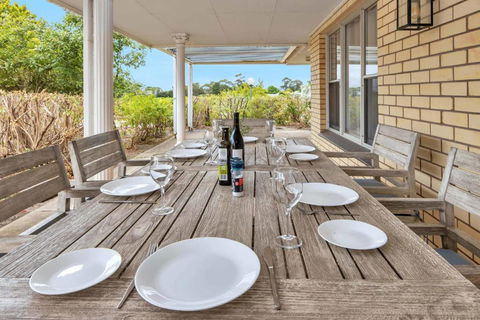 Mid Century 4 Bedroom Getaway In Barossa Vineyard - Accommodation Gladstone 3