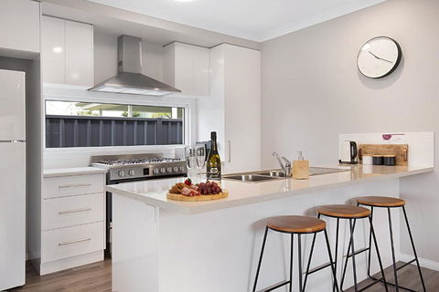 Milawa Vineyard Views - Guesthouse 1 - Accommodation Gladstone 0