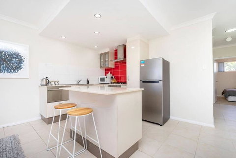 Modern Midland Retreat 2br 1 Bth - Accommodation Gladstone 0