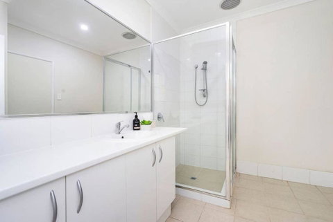 Modern Midland Retreat 2br 1 Bth - Accommodation Gladstone 2