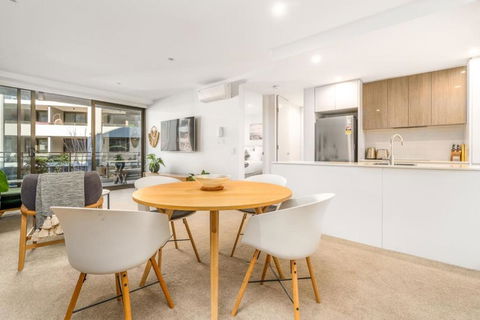 Modish Apartment Near Parliamentary Triangle - Accommodation Gladstone 3