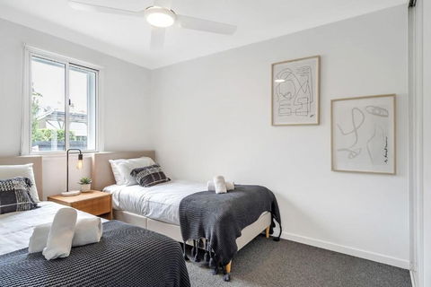 Modern Balmain Abode - Accommodation Gladstone 2