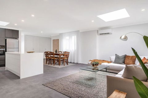 Modern Balmain Abode - Accommodation Gladstone 3