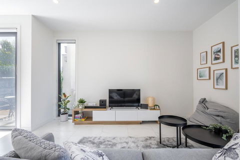Modern Townhouse - Cafes, Shops, Bus, Freeway Access - Accommodation Gladstone 1