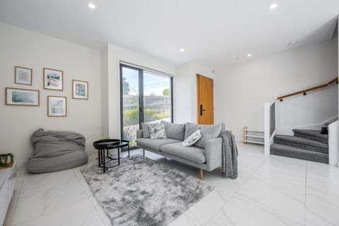 Modern Townhouse - Cafes, Shops, Bus, Freeway Access - Accommodation Gladstone 0
