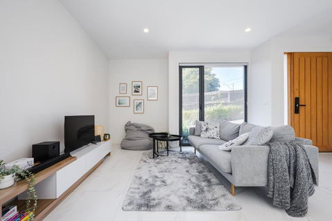 Modern Townhouse - Cafes, Shops, Bus, Freeway Access - Accommodation Gladstone 2