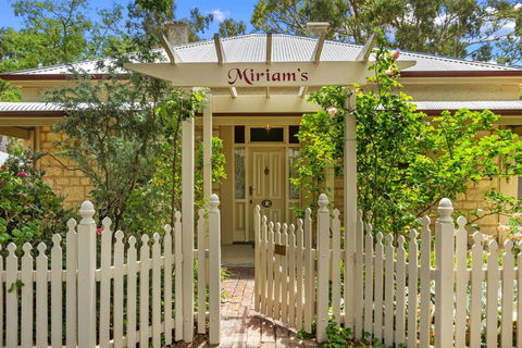 Miriams Cottage - Accommodation Gladstone 0