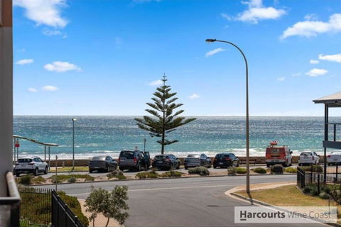 Moana Seaside Retreat - 2 Bedroom, Spa , Living Area & Pet Friendly - Accommodation Gladstone 0
