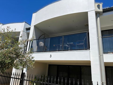 Moana Seaside Retreat - 2 Bedroom, Spa , Living Area & Pet Friendly - Accommodation Gladstone 3