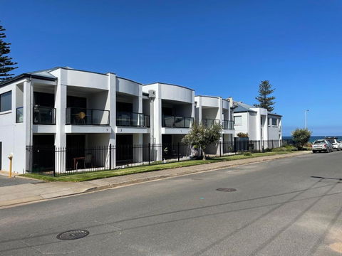 Moana Seaside Retreat - 2 Bedroom, Spa , Living Area & Pet Friendly - Accommodation Gladstone 2