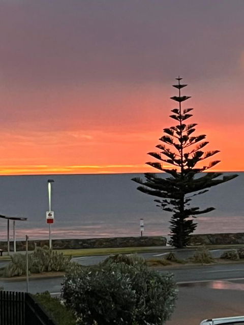 Moana Seaside Retreat - 2 Bedroom, Spa , Living Area & Pet Friendly - Accommodation Gladstone 1