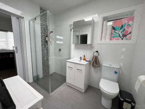 Modern 1 Bedroom Studio Free Parking Close To CBD - Accommodation Gladstone 1