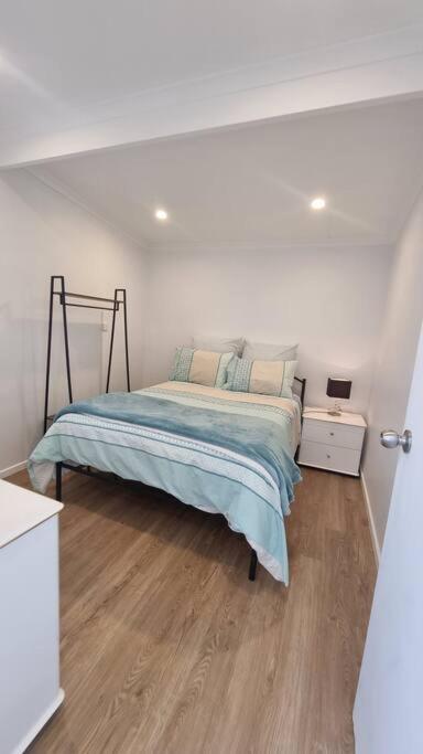 Modern 1 Bedroom Studio Free Parking Close To CBD - Accommodation Gladstone 2
