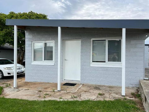 Modern 1 Bedroom Studio Free Parking Close To CBD - Accommodation Gladstone 3