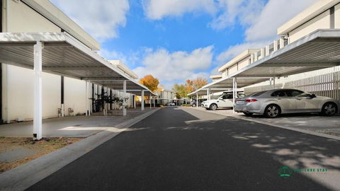 Modern 2-Bedroom Townhouse Near DFO & RMIT - Accommodation Gladstone 2