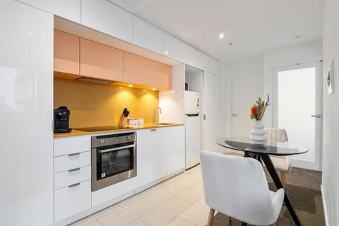 Modern 2BR Apt W City Views, Balcony & Wi-Fi - Accommodation Gladstone 1