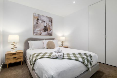 Modern 2BR Apt W City Views, Balcony & Wi-Fi - Accommodation Gladstone 3