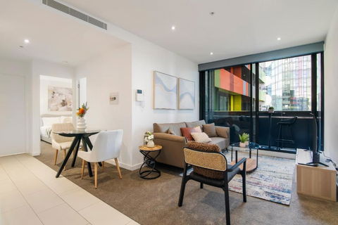 Modern 2BR Apt W City Views, Balcony & Wi-Fi - Accommodation Gladstone 2