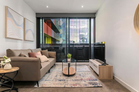 Modern 2BR Apt W City Views, Balcony & Wi-Fi - Accommodation Gladstone 0