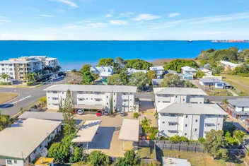 Modern Beach Apartment with Accommodation Gladstone