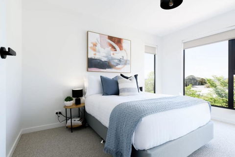 Modern Beaconsfield Retreat With Town Views - Accommodation Gladstone 3