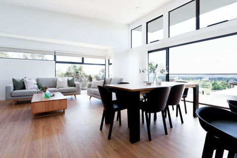 Modern Beaconsfield Retreat With Town Views - Accommodation Gladstone 2